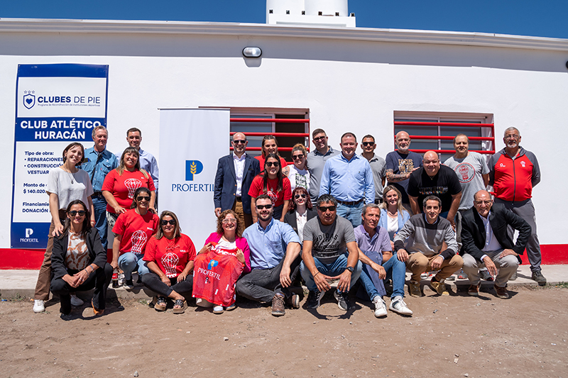 Equipo de Profertil junto a la comunidad del Club Huracán